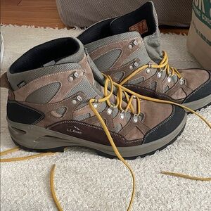 L.L. Bean Men's Hiking Boots size 13 LIKE NEW Vibram and GORTEX